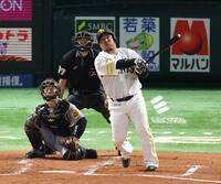 　１回、勝ち越し２点二塁打を放つ山川（撮影・金田祐二）