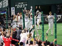 　２回、山川は３ランを放ちどすこいポーズを決める（撮影・山口登）