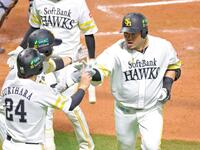 　２回、３ランを放って生還しタッチを交わす山川（撮影・立川洋一郎）