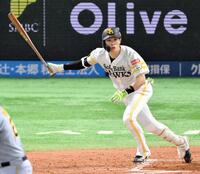 　２回、周東が左中間に適時三塁打を放つ