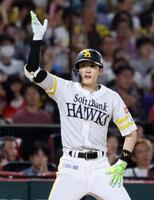 　２回、適時三塁打を放ちポーズをとる周東