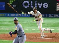 　２回、適時三塁打を放つ周東（撮影・金田祐二）