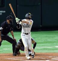 　７回、左翼線に二塁打を放つ周東（撮影・山口登）