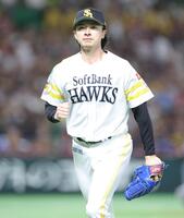 　５回、近本を併殺に打ち取り、ガッツポーズの上沢（撮影・西岡正）