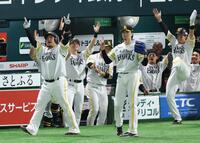 　２回、左中間に３ランを放ち、喜ぶ山川（撮影・金田祐二）