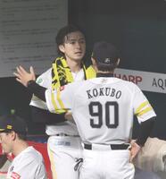 　６回を投げ終え、小久保監督と話す上沢（左）＝撮影・北村雅宏