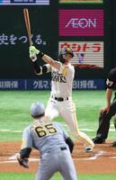 　７回、二塁打を放ち１試合５安打（撮影・金田祐二）