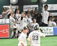 　５回、４安打目を放った周東（手前）に「４」のポーズで祝福するソフトバンクナイン