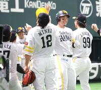 　１回、山川の逆転二塁打で生還し、ナインとタッチを交わす栗原（撮影・西岡正）