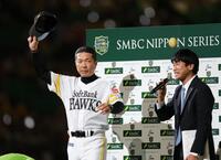 　監督インタビューでスタンドに帽子を振る小久保監督（撮影・西岡正）