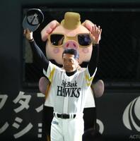 　声援に応える小久保監督（撮影・金田祐二）