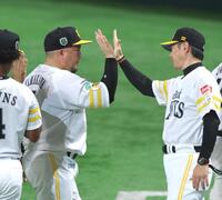 　小久保監督と勝利のタッチを交わす山川（左）＝撮影・北村雅宏
