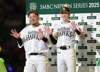 　お立ち台でポーズをとる山川（左）と周東（撮影・西岡正）