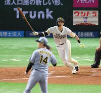 　３回、中前打を放つ周東（撮影・金田祐二）