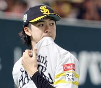 　１回を終え、ベンチに戻る上沢