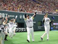 　２回、３ランを放ち、ナインとどすこいポーズを決める山川（中央）＝撮影・西岡正