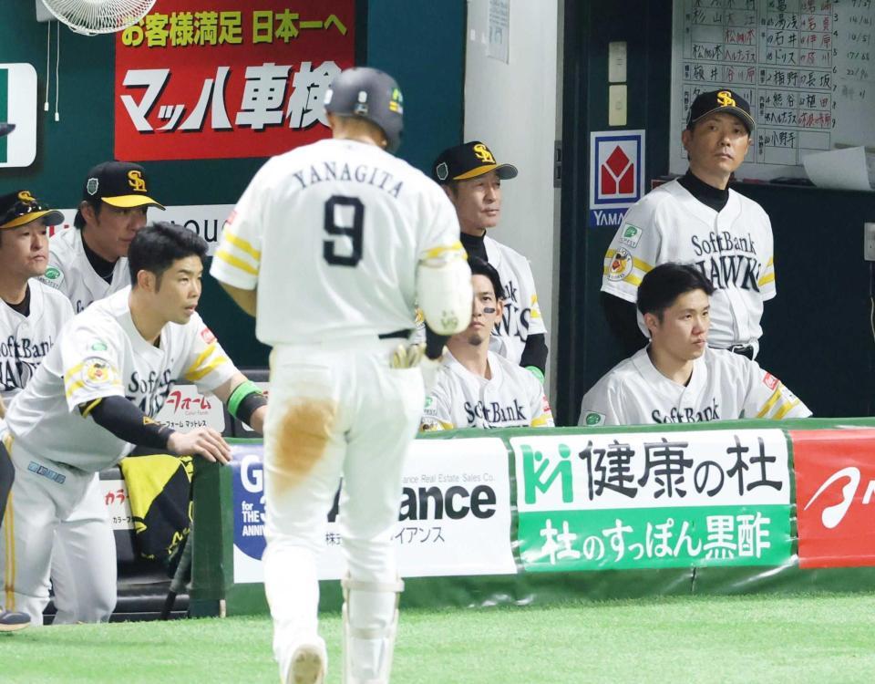 　７回、柳田（９）が右飛に倒れ、厳しい表情の小久保監督（右）と近藤（左）（撮影・金田祐二）