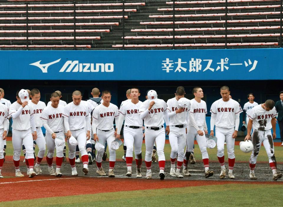 　高川学園に敗れ、引き揚げる広陵ナイン（撮影・市尻達拡）