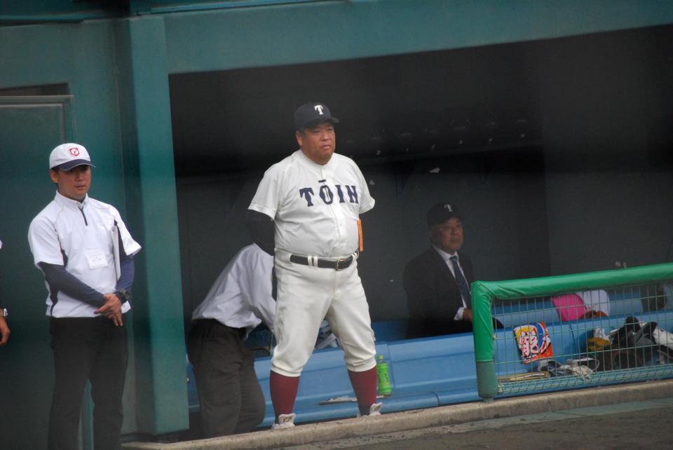 　ベンチで指揮を執る大阪桐蔭・西谷監督