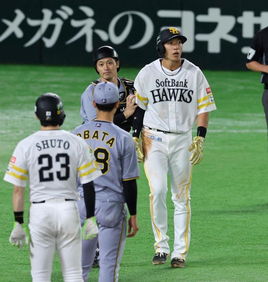 　１回、二塁走者の柳田は二・三塁に挟まれタッチアウトになる（撮影・山口登）