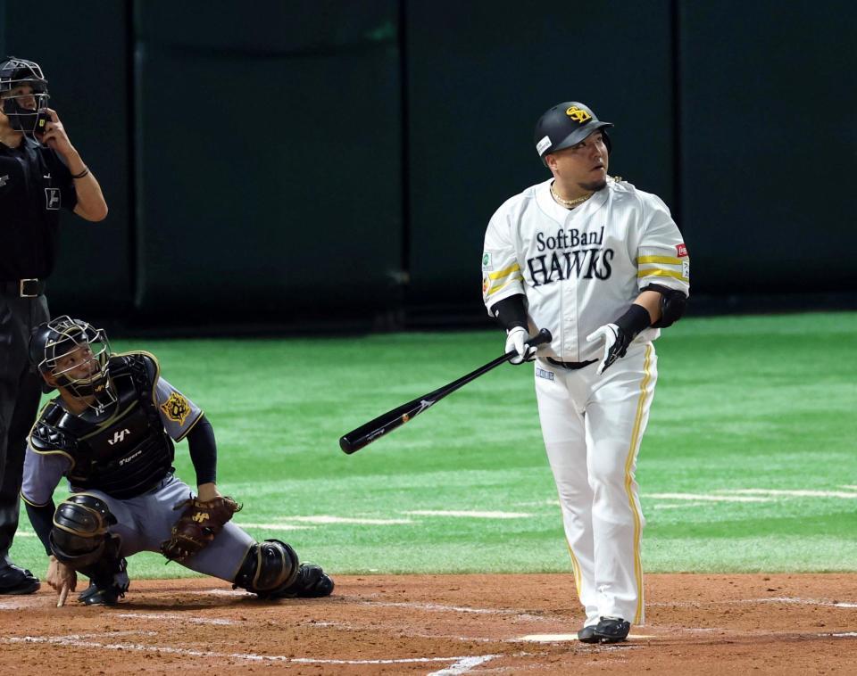 　２回、左越えに３ランを放つ山川（撮影・山口登）