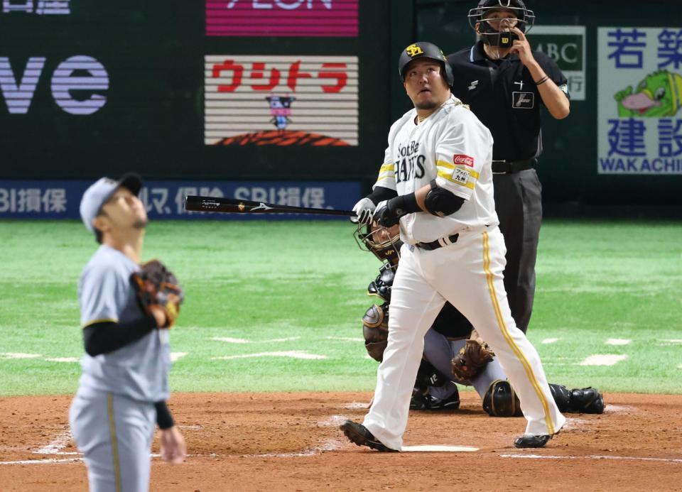 ２回ソフトバンク２死一、二塁、左中間に勝ち越し３ランを放つ山川穂高＝みずほＰａｙＰａｙドーム（撮影・金田祐二）