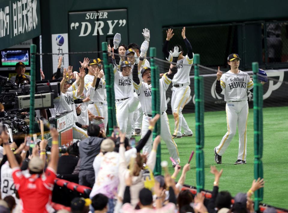 　２回、山川は３ランを放ちどすこいポーズを決める（撮影・山口登）