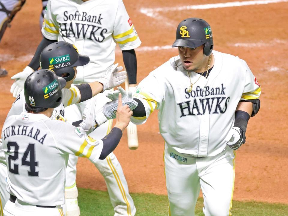 　２回、３ランを放って生還しタッチを交わす山川（撮影・立川洋一郎）