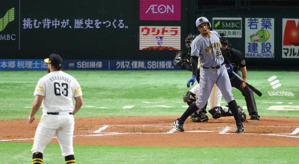 　７回、ヘルナンデスから空振り三振に倒れるヘルナンデス（撮影・金田祐二）