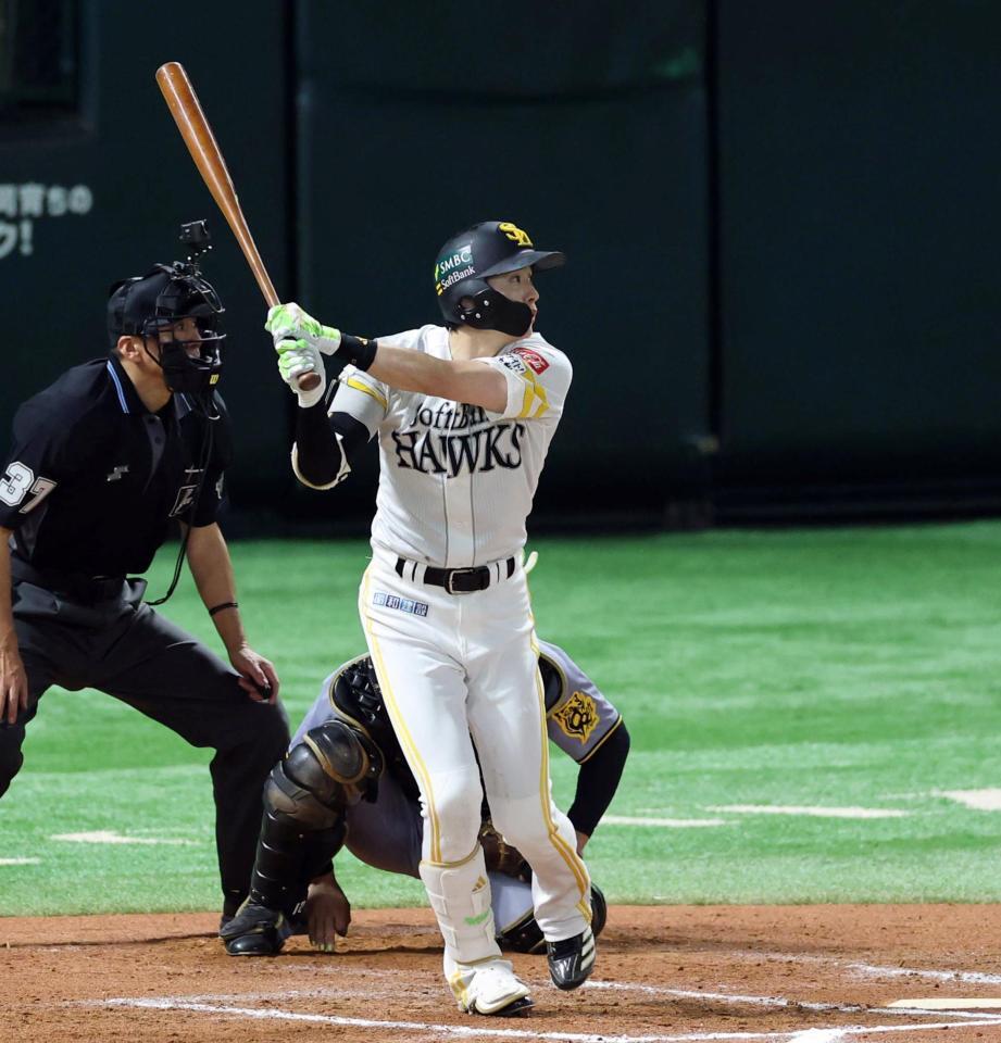 　７回、左翼線に二塁打を放つ周東（撮影・山口登）