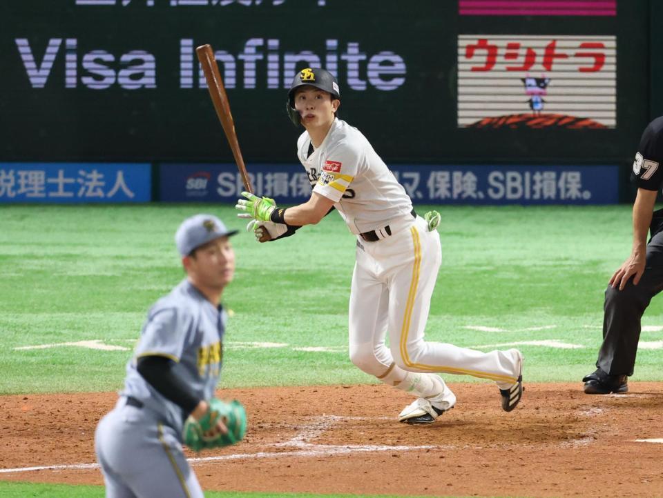 　５回、中前打を放つ周東（撮影・金田祐二）