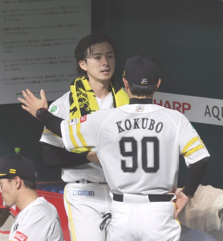　６回を投げ終え、小久保監督と話す上沢（左）＝撮影・北村雅宏