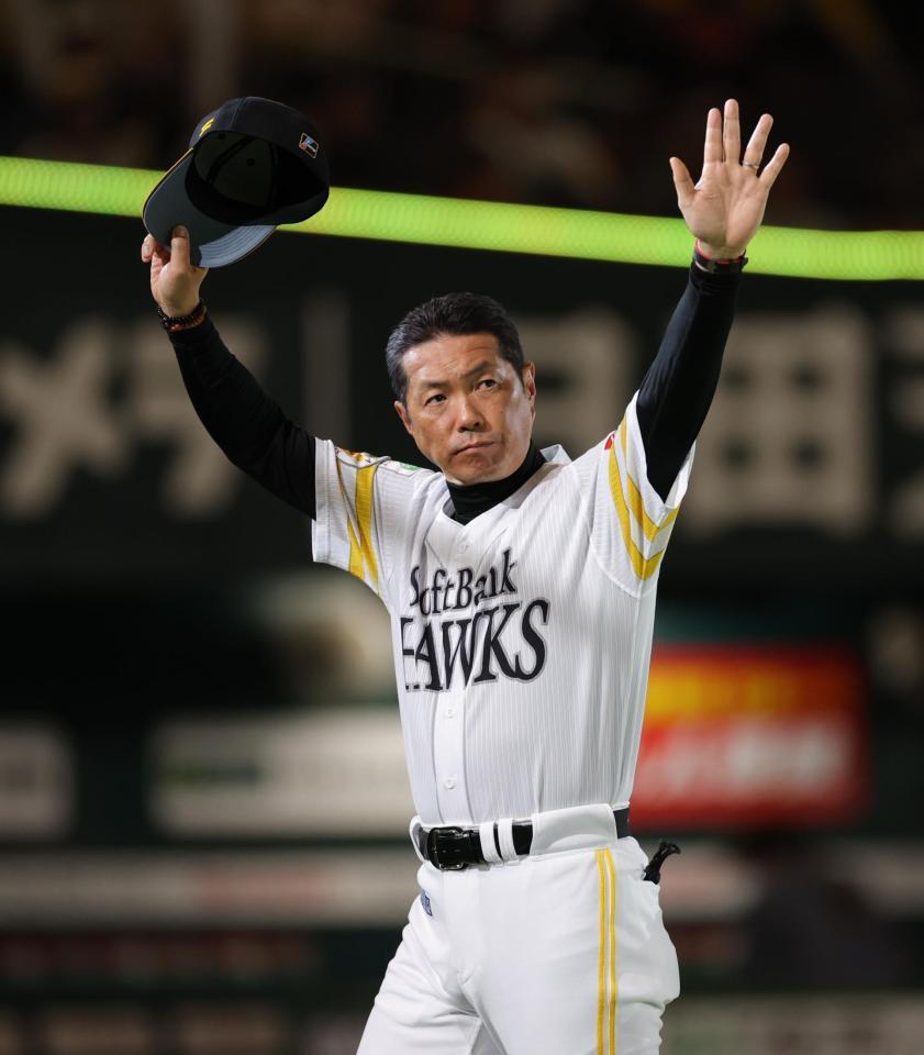　阪神に勝利し、ファンに手を振る小久保監督（撮影・西岡正）