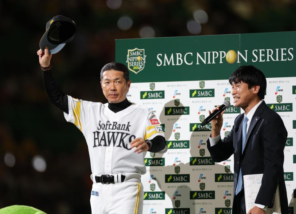　監督インタビューでスタンドに帽子を振る小久保監督（撮影・西岡正）