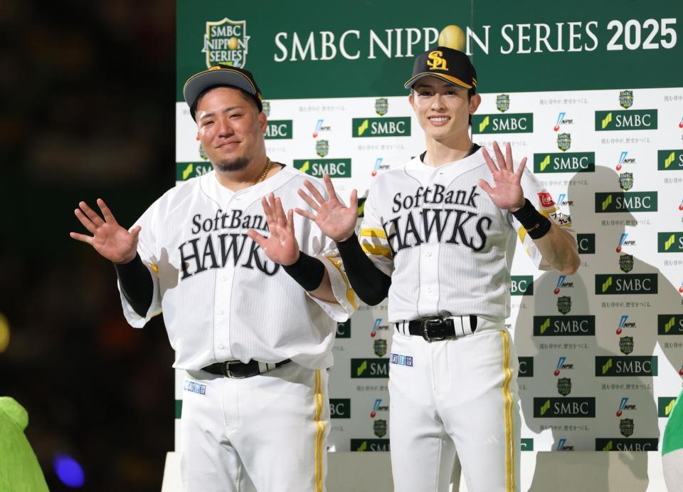 　お立ち台でポーズをとる山川（左）と周東（撮影・西岡正）