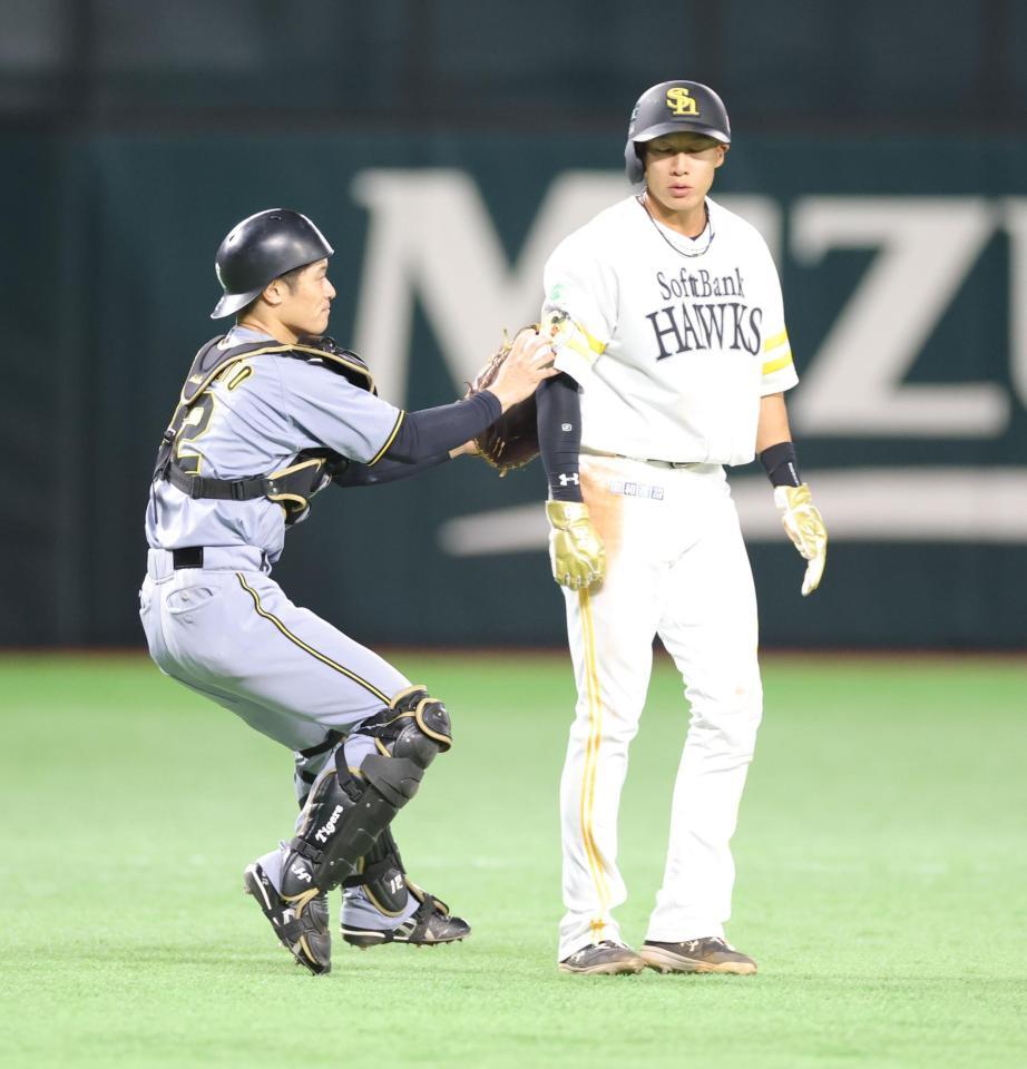 　１回、打者・柳町の時、飛び出して二、三塁間で坂本にタッチされる柳田（右）＝撮影・西岡正