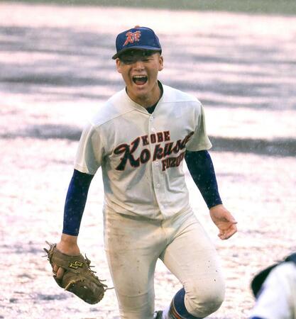 　ノーノーで勝利し、雄たけびを上げる神戸国際大付・宮田（撮影・吉田敦史）