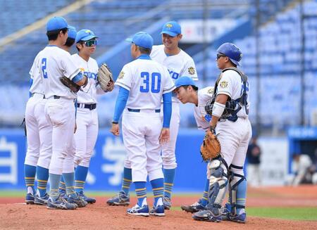 　５回、法大・中村騎士に先制の中前適時打を打たれた東大・渡辺向輝（右手前から２人目）。中央は東大・大久保裕監督（撮影・開出牧）