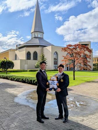 　青学大のチャペルをバックに記念撮影する相川監督（左）とドラフト１位指名を受けた小田
