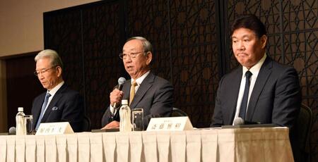 　選考理由を説明する堀内恒夫選考委員（中央）。左は山田久志選考委員、右は斎藤雅樹選考委員（撮影・佐藤厚）