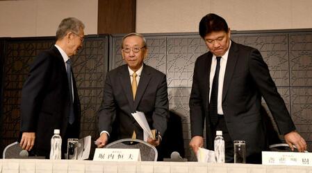 　記者会見を終え席を立つ（左から）山田久志選考委員、堀内恒夫選考委員、斎藤雅樹選考委員（撮影・佐藤厚）