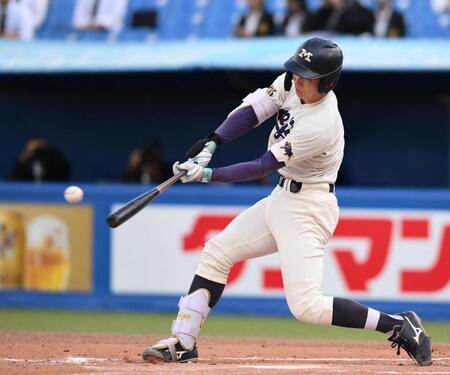 　１回、右前打を放つ明大・小島大河（撮影・開出牧）