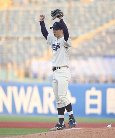 　最終回をピシャリと締めてガッツポーズを決める明大・大川慈英（撮影・開出牧）