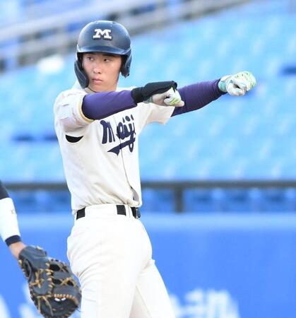 　９回、中前適時打を放ちポーズを決める小島大河（撮影・開出牧）