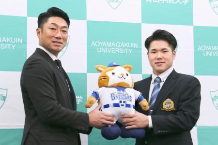 　ＤｅＮＡの相川亮二新監督（左）からドラフト１位指名のあいさつを受けた青学大の小田康一郎内野手＝２７日、相模原市