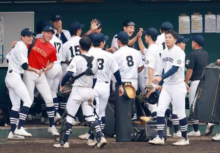 　大垣日大に勝利し、決勝進出を決めた中京大中京ナイン