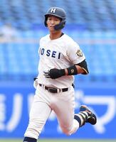 ６回法大２死一塁、左越え２ランを放ちベースを回る松下歩叶＝神宮球場（撮影・開出牧）