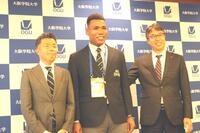 　日本ハムから指名あいさつを受けた大院大のエドポロ・ケイン外野手（中央）