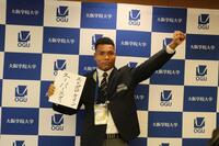 　日本ハムから指名あいさつを受け、記念撮影でポーズを取る大院大のエドポロ・ケイン外野手