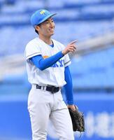 　５回、法大・野崎慎裕を遊直に打ち取り笑顔の東大・渡辺向輝（撮影・開出牧）